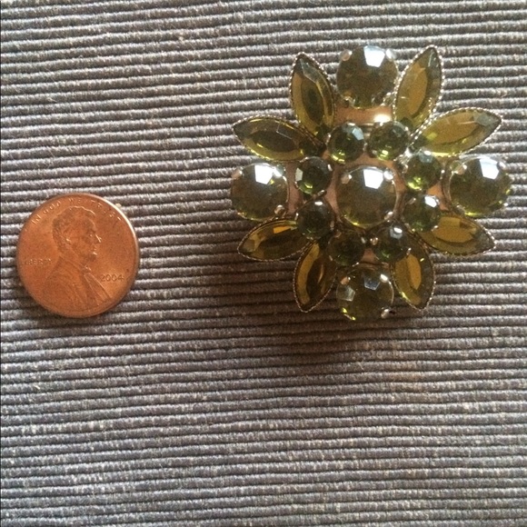 🍃VTG Shimmering Olive Green Glass Brooch - Picture 1 of 4